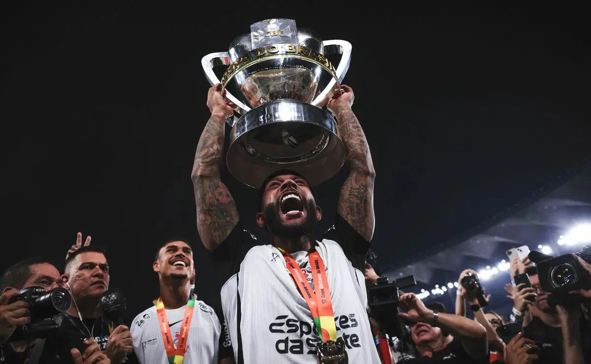 Situação contratual de Memphis Depay no Corinthians após a conquista da Copa do Brasil