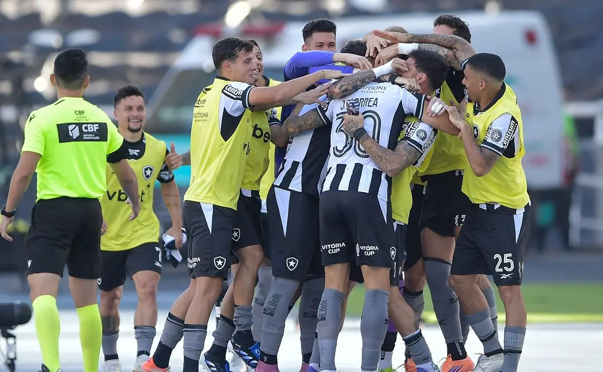 São Paulo mira dois jogadores do Botafogo: Savarino e Marlon Freitas são alvos do clube.