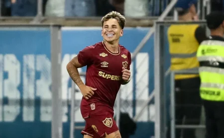 Soteldo Brilha com Dois Gols e Decide na Arena, Conduzindo Vitória do Fluminense