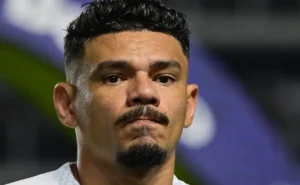 Tiquinho Soares demonstra afeto pelo Botafogo e aguarda retorno: “Vamos deixar as coisas acontecerem” Tiquinho Soares demonstra afeto pelo Botafogo e aguarda retorno: “Vamos deixar as coisas acontecerem”