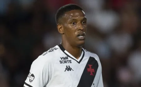 Torcedores do Internacional criticam Robert Renan após derrota do Vasco na Copa do Brasil