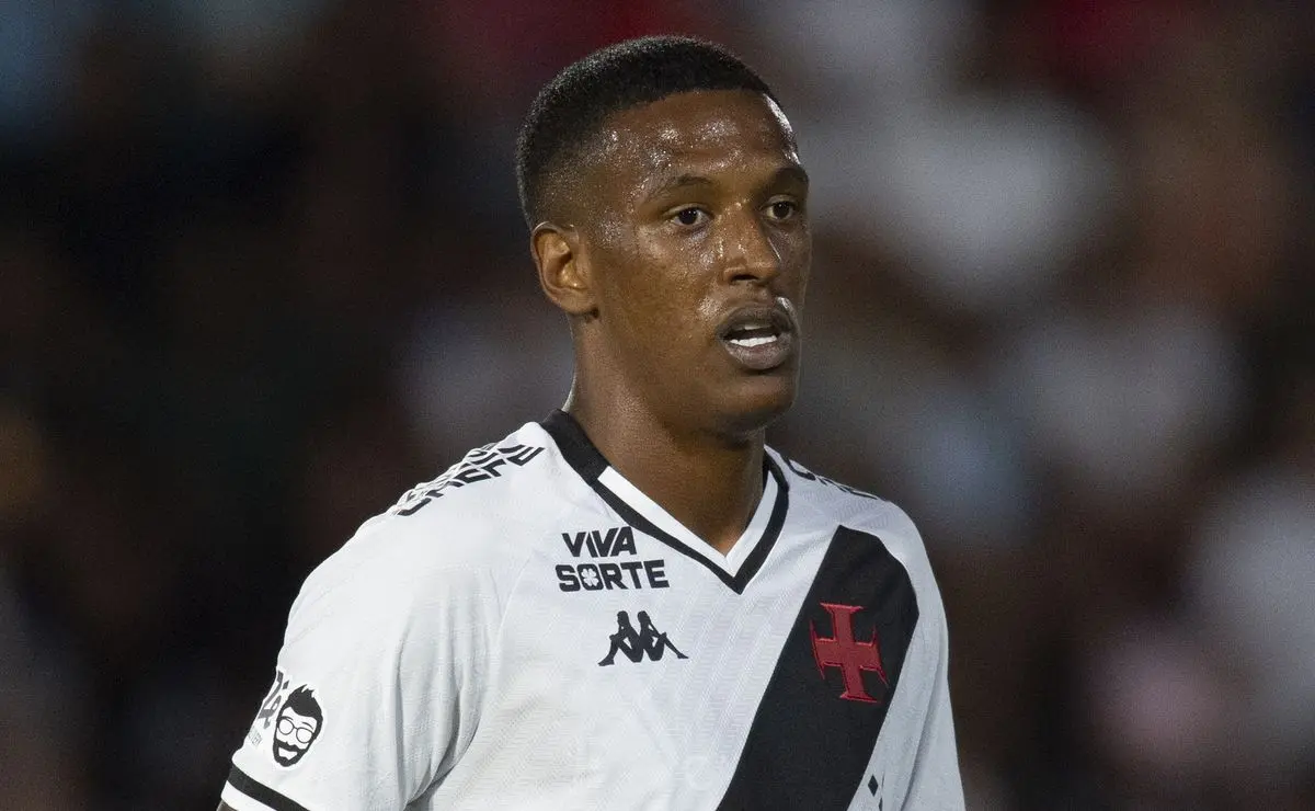 Torcedores do Internacional criticam Robert Renan após derrota do Vasco na Copa do Brasil