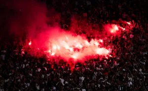 Torcida Fiel enfrenta problema grave no deslocamento para o Mineirão; polícia realiza revista rigorosa Torcida Fiel enfrenta problema grave no deslocamento para o Mineirão; polícia realiza revista rigorosa