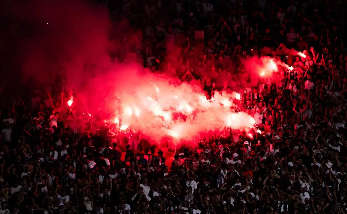 Torcida Fiel enfrenta problema grave no deslocamento para o Mineirão; polícia realiza revista rigorosa Torcida Fiel enfrenta problema grave no deslocamento para o Mineirão; polícia realiza revista rigorosa