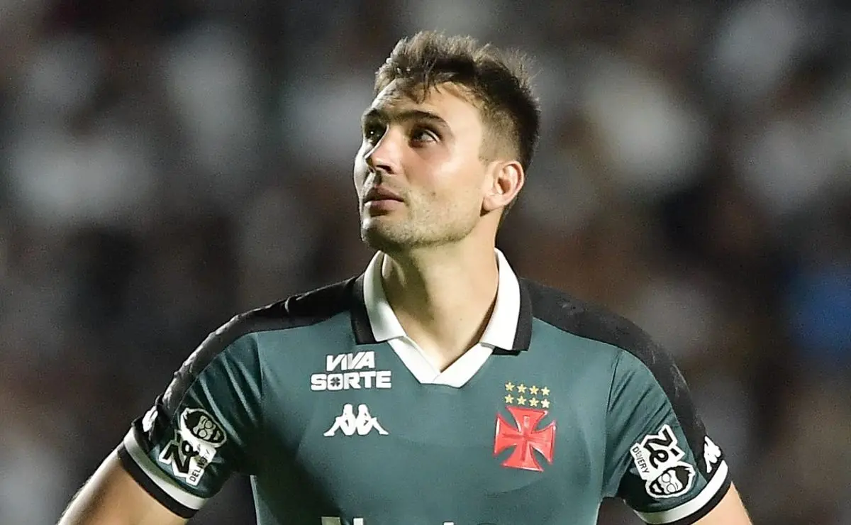 Vasco avalia negociar Daniel Fuzato após perda de espaço com goleiros da base