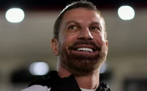 Vasco avança em acordo bilionário com herdeiro da Crefisa e busca empréstimo para reforços