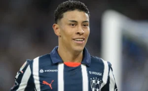 Vasco encaminha acordo com Johan Rojas para reforçar ataque ao lado de Rayan Vasco encaminha acordo com Johan Rojas para reforçar ataque ao lado de Rayan