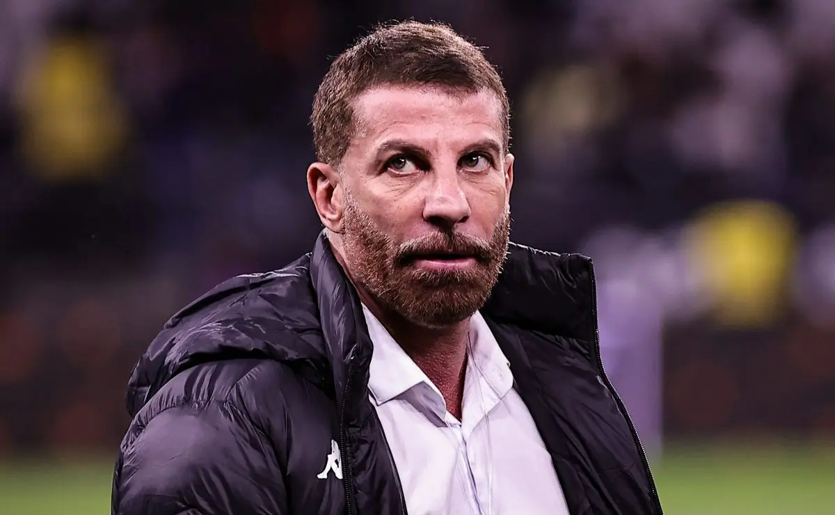 Vasco presenteia funcionários com ingressos e camisa oficial para a final da Copa do Brasil Vasco presenteia funcionários com ingressos e camisa oficial para a final da Copa do Brasil