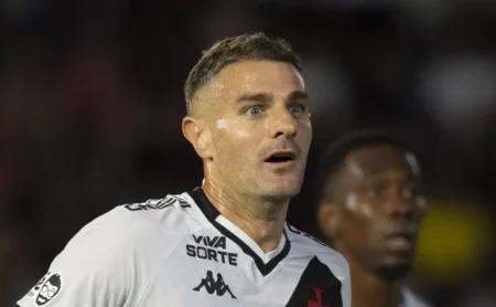 Vegetti define futuro no Vasco e prioriza cumprimento de contrato em São Januário