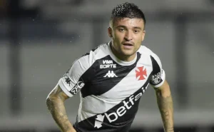 Victor Luís na mira de rival da Série A em 2026: Vasco negocia com a Chapecoense