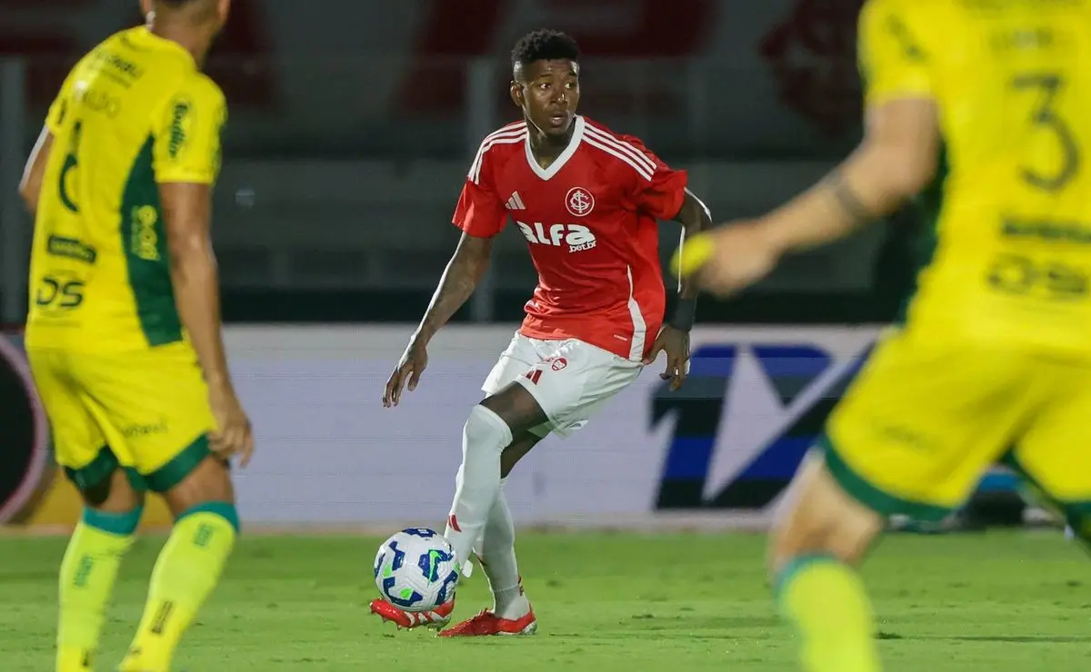 Vitão informa equipe e Internacional ciente de que zagueiro não renovará contrato