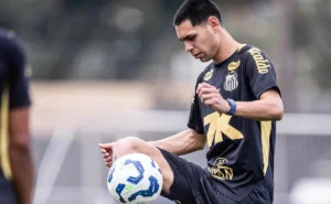 Vojvoda demonstra cautela e Caballero pode deixar o Santos rumo à Libertadores em 2026