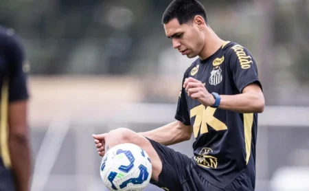 Vojvoda demonstra cautela e Caballero pode deixar o Santos rumo à Libertadores em 2026