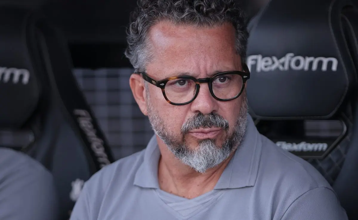 Vojvoda planeja futuro no Santos e menciona trabalho de Cléber Xavier: “Não é que não serve” Vojvoda planeja futuro no Santos e menciona trabalho de Cléber Xavier: “Não é que não serve”