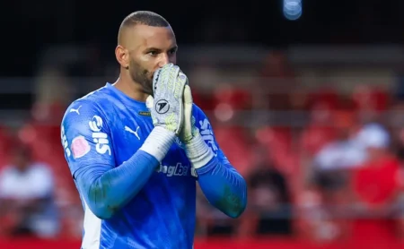 Weverton sob pressão: temporada irregular pode custar a titularidade Weverton sob pressão: temporada irregular pode custar a titularidade