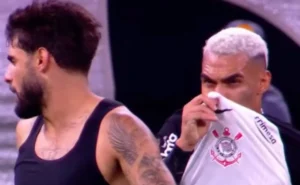 Yuri Alberto e Matheuzinho se envolvem em lance polêmico e discussão em Corinthians x Vasco Yuri Alberto e Matheuzinho se envolvem em lance polêmico e discussão em Corinthians x Vasco