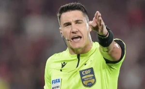 Áudio do VAR: Rafael Klein analisa cartão vermelho de Piquerez em Atlético-MG x Palmeiras, divulgado pela CBF