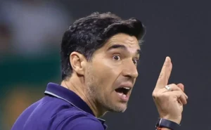 Abel Ferreira discute com árbitro em Palmeiras x Mirassol e momento viraliza entre torcedores