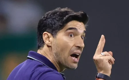 Abel Ferreira discute com árbitro em Palmeiras x Mirassol e momento viraliza entre torcedores