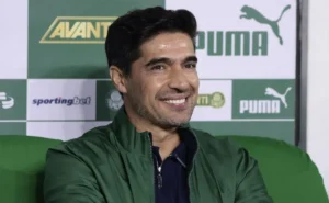 Abel Ferreira enfrenta desfalques na defesa e Palmeiras busca zagueiro