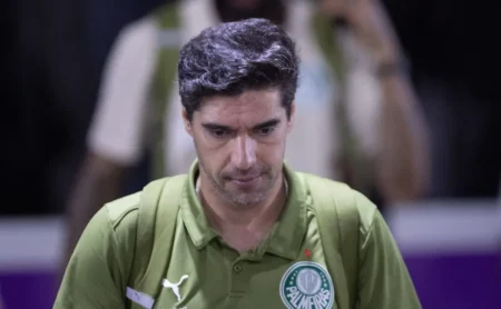 Abel Ferreira volta ao tom tradicional e se defende: “Não prometi títulos”