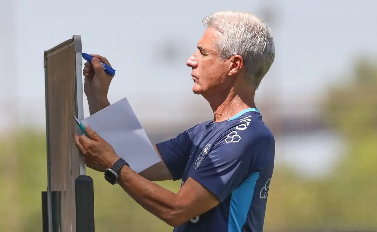Alerta gremista: torcida acompanha de perto Luís Castro após goleada do Botafogo sobre o Cruzeiro de Tite
