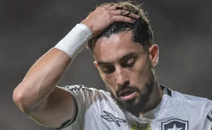 Alex Telles exige salário acima de R$ 1,7 milhão para renovar com o Botafogo e negociações são interrompidas Alex Telles exige salário acima de R$ 1,7 milhão para renovar com o Botafogo e negociações são interrompidas