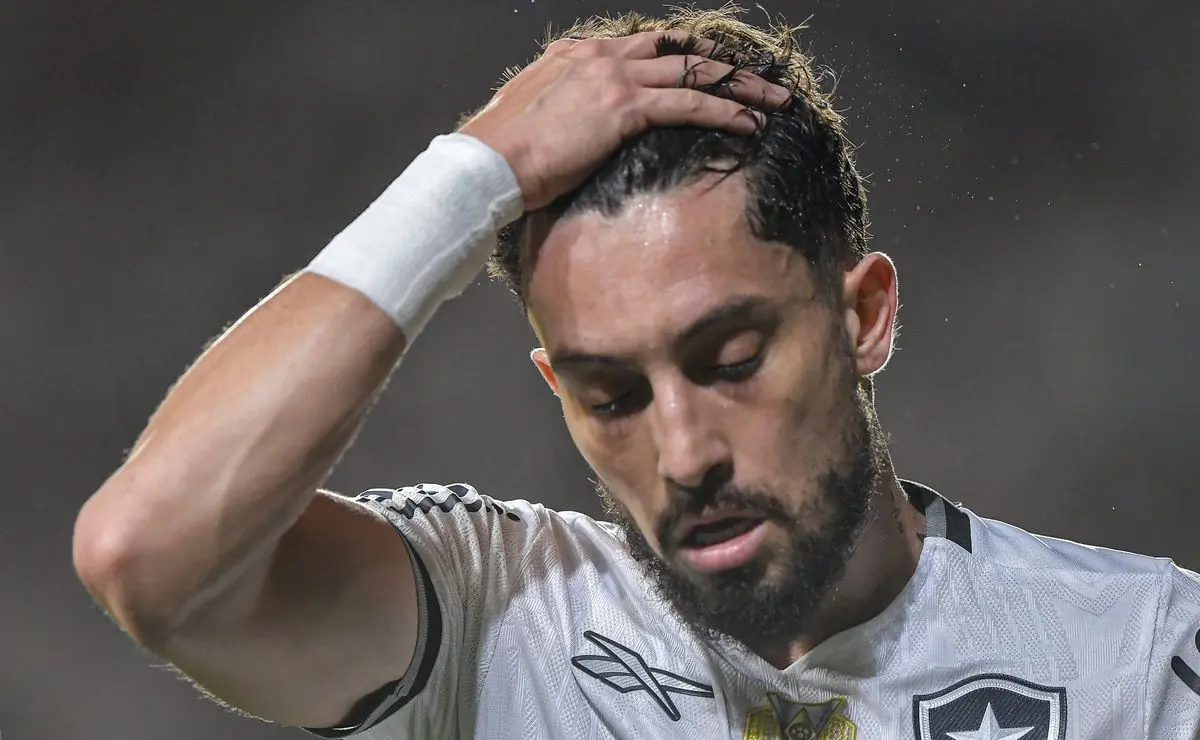 Alex Telles exige salário acima de R$ 1,7 milhão para renovar com o Botafogo e negociações são interrompidas