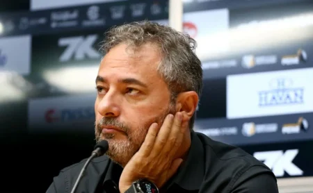 Alexandre Mattos e jornalista se envolvem em discussão acalorada em coletiva do Santos Alexandre Mattos e jornalista se envolvem em discussão acalorada em coletiva do Santos