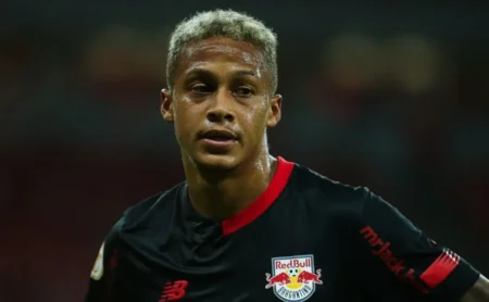 Alexandre Mattos nega contratação de Vitinho pelo Santos e confirma mudança de planos