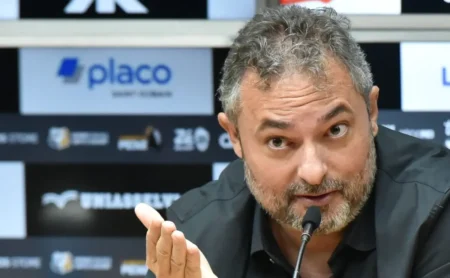 Alexandre Mattos promove reformulação no elenco do Santos: Sandry e mais 5 jogadores deixam o clube; confira a lista Alexandre Mattos promove reformulação no elenco do Santos: Sandry e mais 5 jogadores deixam o clube; confira a lista