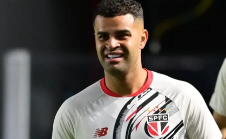 Alisson negocia com o Corinthians enquanto o São Paulo busca troca envolvendo volante Alisson negocia com o Corinthians enquanto o São Paulo busca troca envolvendo volante