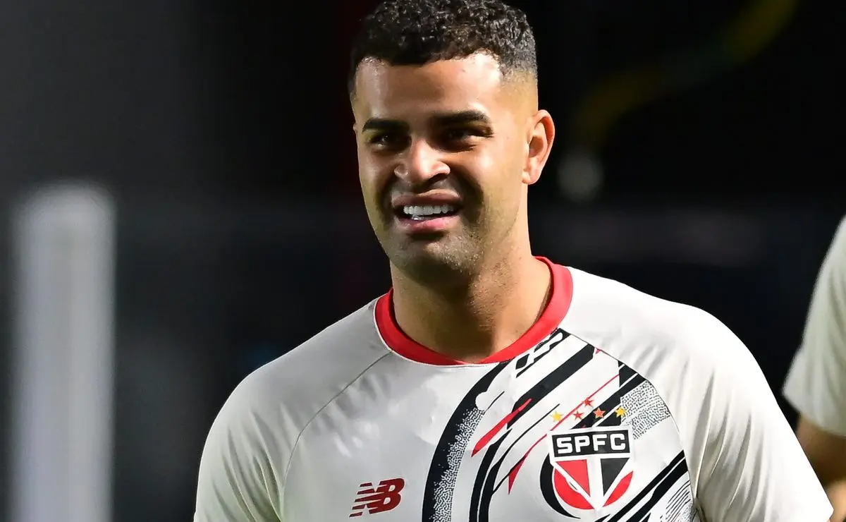 Alisson negocia com o Corinthians enquanto o São Paulo busca troca envolvendo volante Alisson negocia com o Corinthians enquanto o São Paulo busca troca envolvendo volante