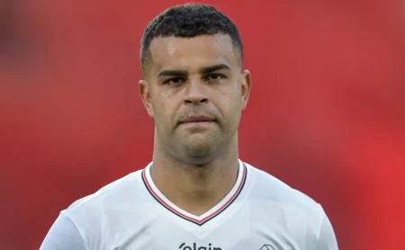 Alisson no CT do Corinthians: negociação com o São Paulo enfrenta impasse financeiro