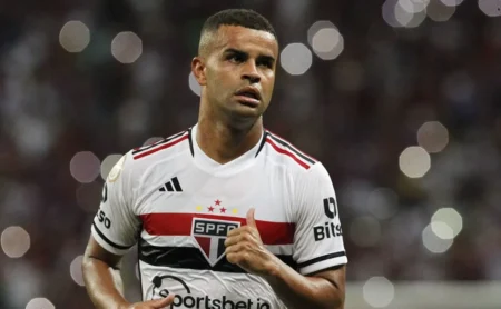 Alisson retoma treinos no São Paulo e futuro depende de Crespo.