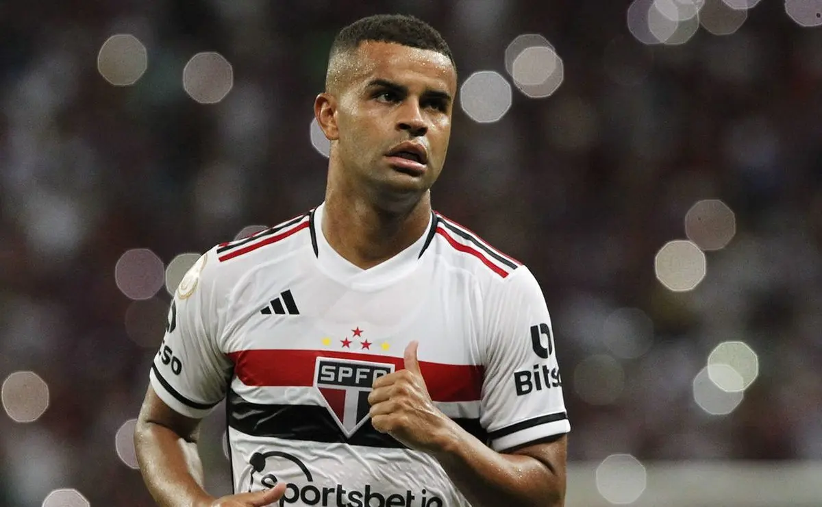 Alisson retoma treinos no São Paulo e futuro depende de Crespo.