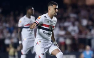 Alisson sinaliza ao Corinthians, e São Paulo reage em clássico acirrado