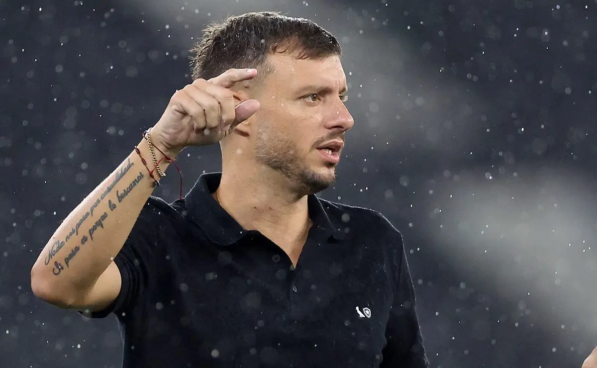 Anselmi aponta falhas no elenco do Botafogo e elogia Marlon Freitas: “Nossos jogadores são importantes”