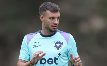 Anselmi promove mudanças no Botafogo, testa esquema com três zagueiros e busca reação após eliminação na Europa