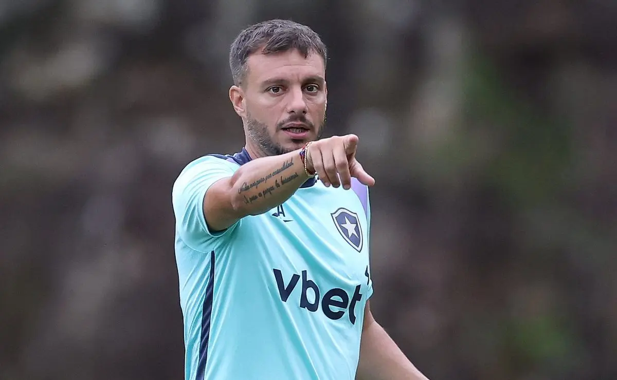 Anselmi testa esquema e Botafogo enfrenta o Volta Redonda com três zagueiros