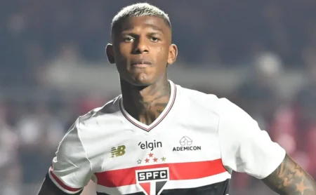 Arboleda evita gol do Corinthians em lance com Yuri Alberto