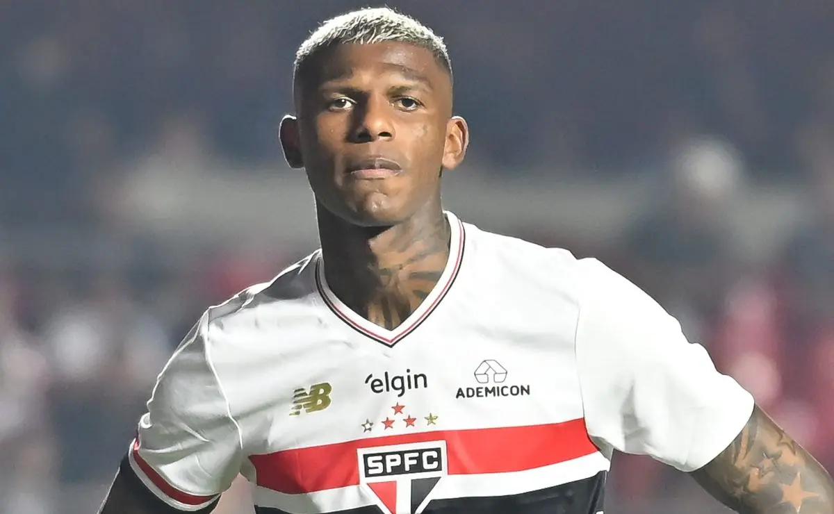 Arboleda evita gol do Corinthians em lance com Yuri Alberto