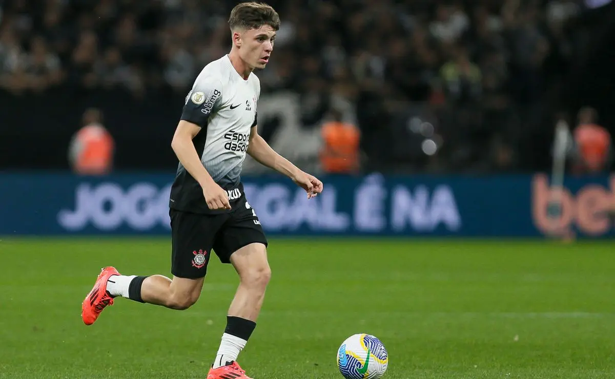 Arsenal demonstra interesse em Breno Bidon e Corinthians avalia saída de volante na janela de transferências