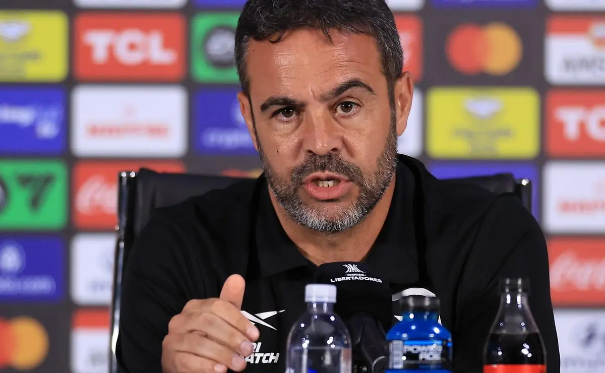 Artur Jorge planeja retorno ao Brasil, afirma empresário: "Assim que possível"