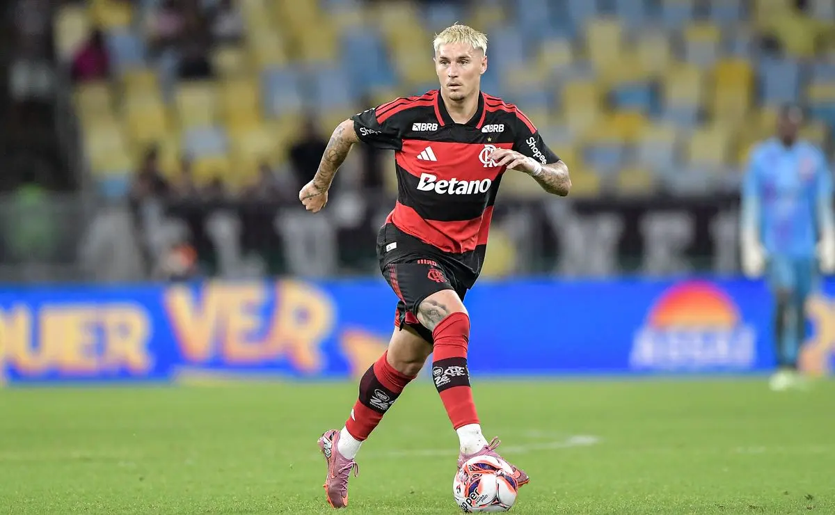 Atitude de Varela causa irritação em torcedores do Flamengo e repercute negativamente nas redes sociais