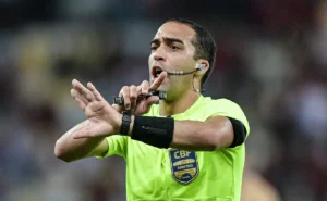 Atlético-MG protesta na CBF contra decisão de Davi Lacerda em lance de pênalti não marcado contra o Cruzeiro Atlético-MG protesta na CBF contra decisão de Davi Lacerda em lance de pênalti não marcado contra o Cruzeiro