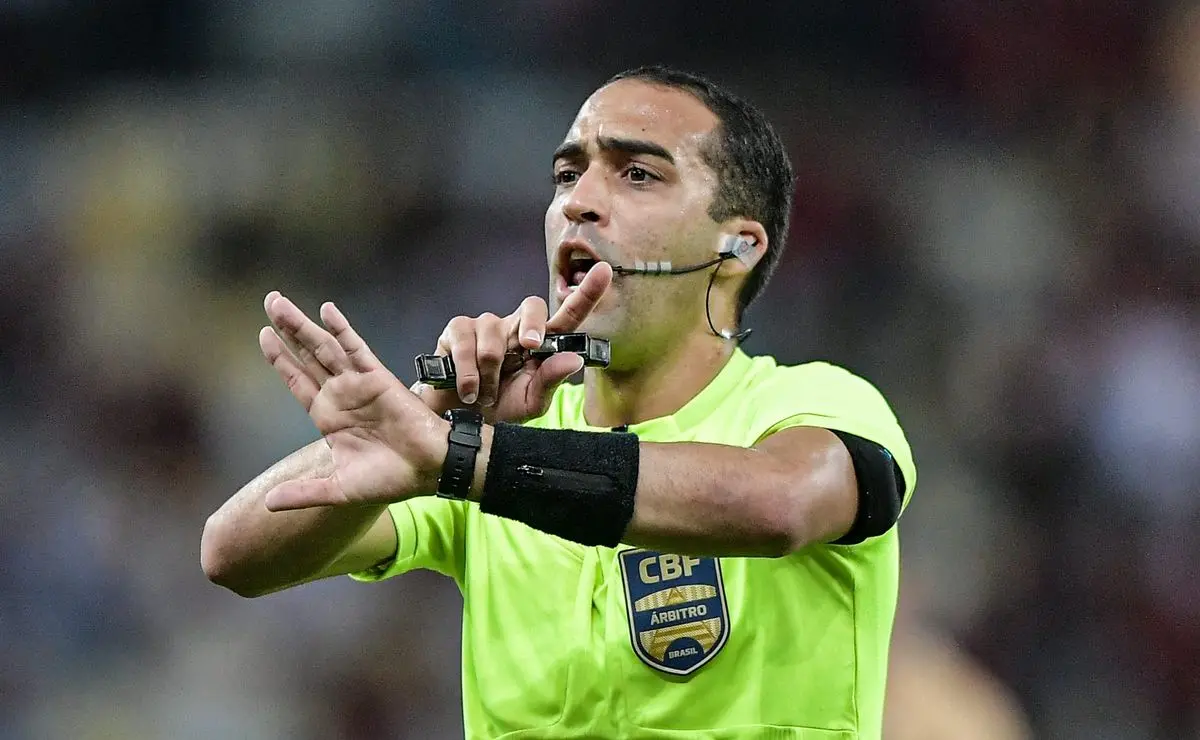 Atlético-MG protesta na CBF contra decisão de Davi Lacerda em lance de pênalti não marcado contra o Cruzeiro
