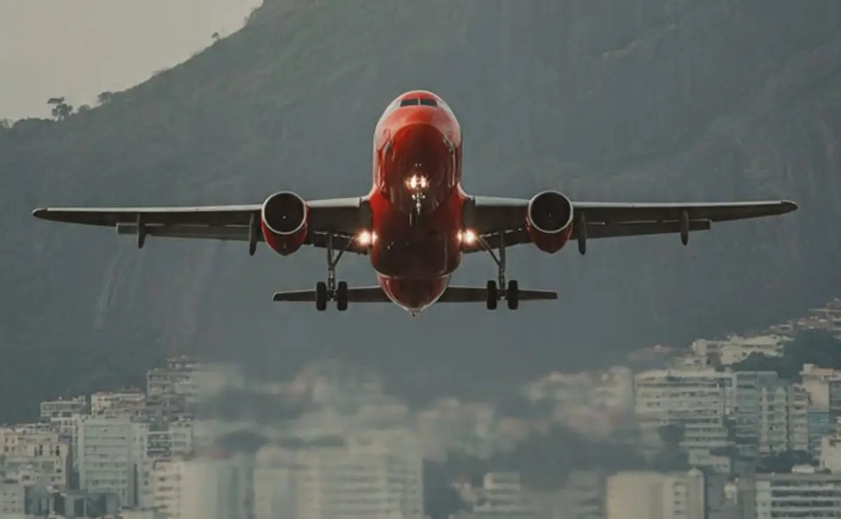 Avião do Flamengo enfrenta instabilidade e pousa em São Paulo após fortes chuvas