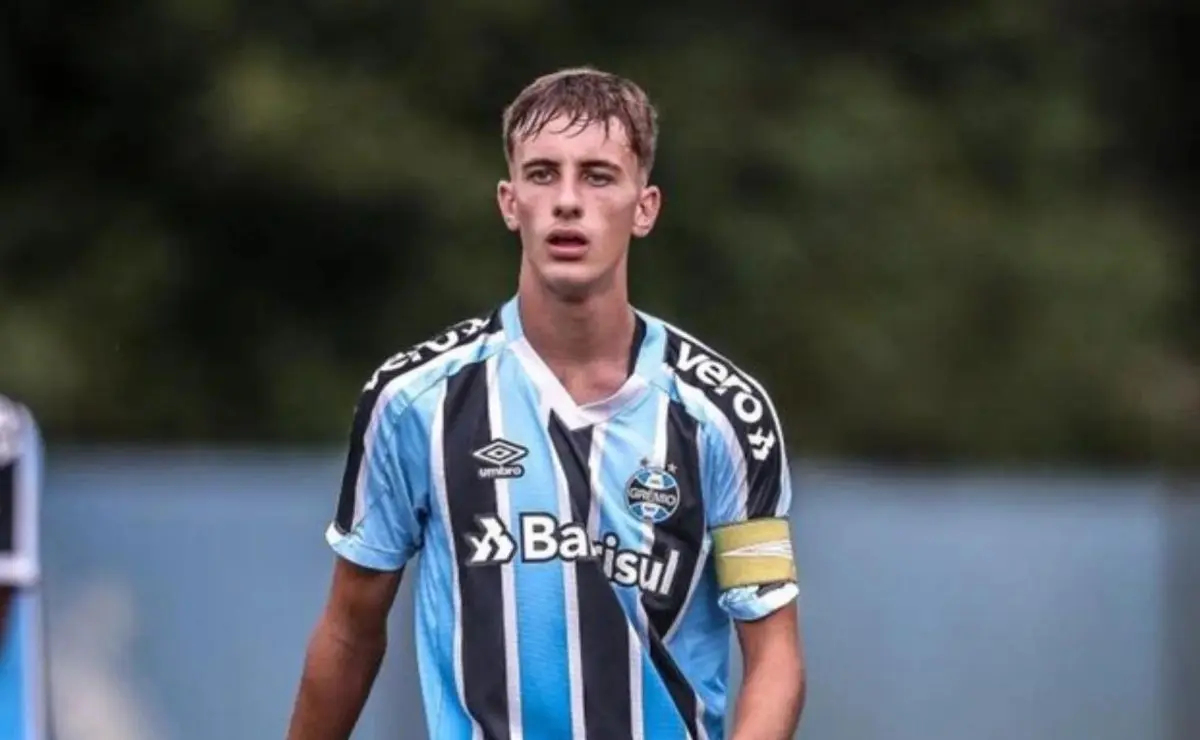 Bernardo Zortéa desperta interesse do Flamengo, mas Grêmio aguarda proposta para avançar.