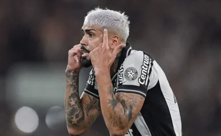 Botafogo busca renovação com Alexander Barboza, apesar de pendência. Botafogo busca renovação com Alexander Barboza, apesar de pendência.